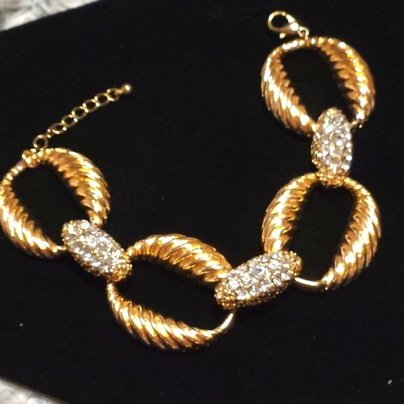 Beautiful Gold and bling bracelet. - Picture 2 of 3